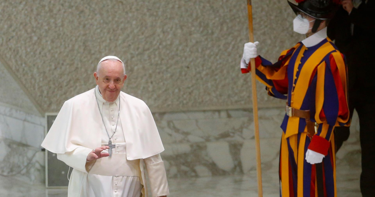 Papa pide que “no se acelere la muerte de ancianos” por ser “inhumano”