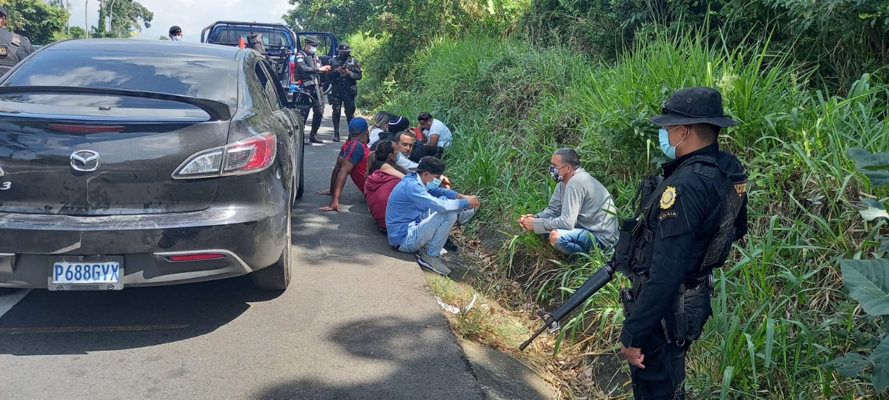 Capturan a hombre que transportaba a ocho extranjeros indocumentados