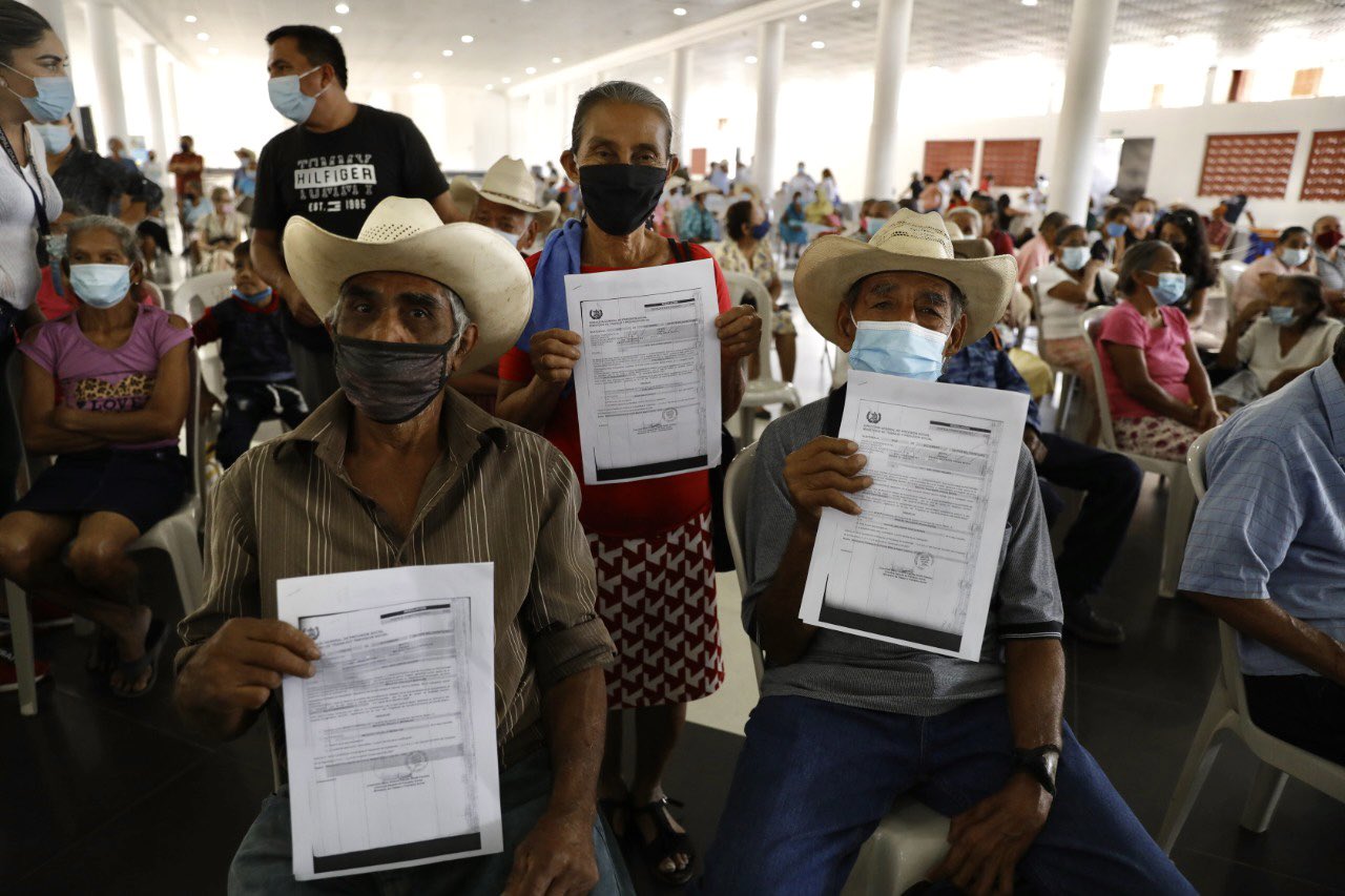 Publican reformas que oficializan aumento del aporte al Programa del Adulto Mayor