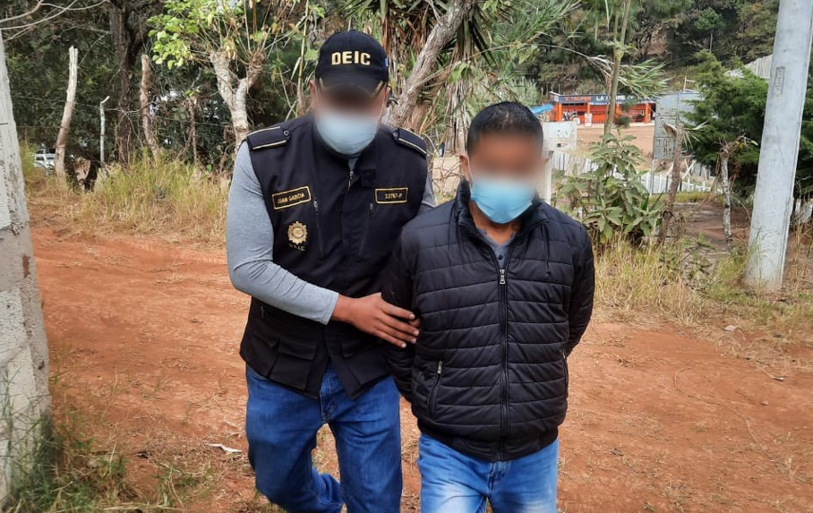 El detenido poseía material pornográfico de menores de edad.