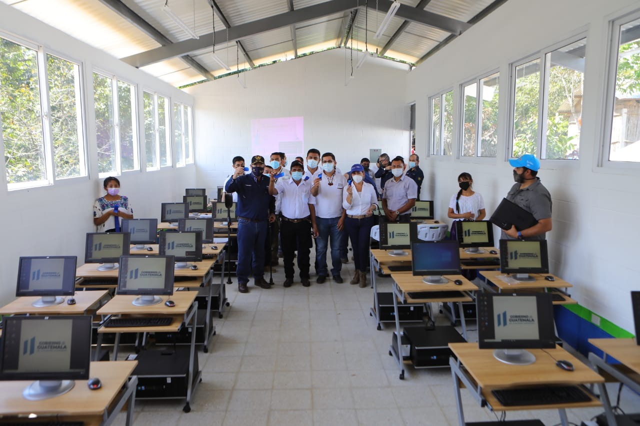 El instituto cuenta con tecnología en el aula para fomentar la calidad educativa.