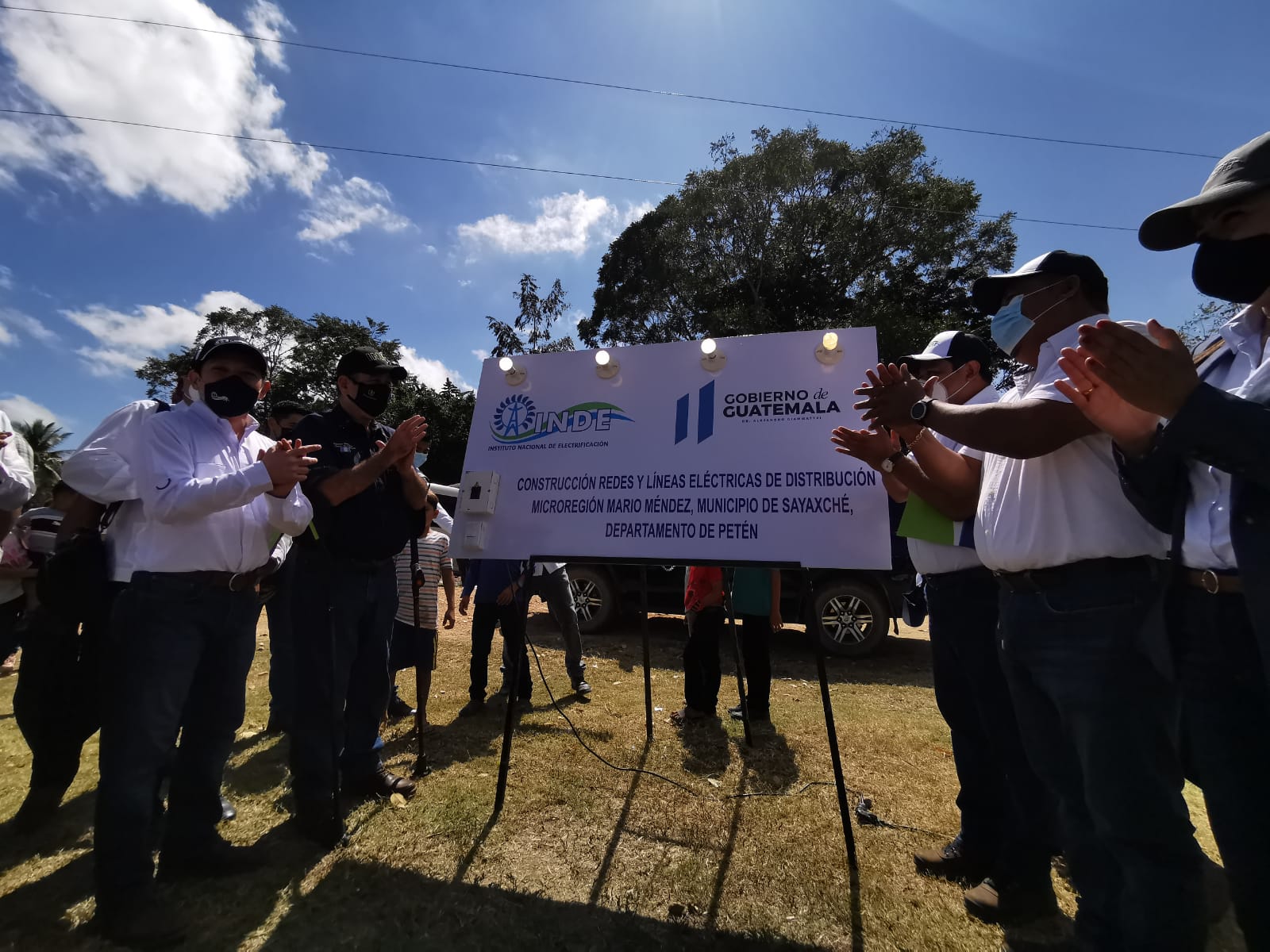 El mandatario Alejandro Giammattei destacó la importancia de continuar trabajando y llevar energía eléctrica a más comunidades de Petén.