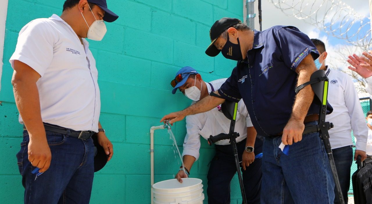 El mandatario Giammattei resaltó que la obra permite el consmo de agua de mejor calidad.