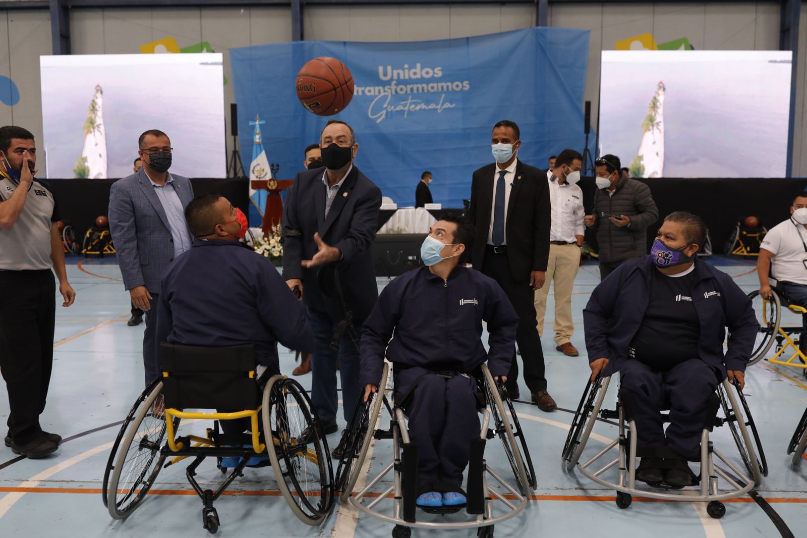 El presidente Alejandro Giammattei dio el saque inicial en el torneo de baloncesto.
