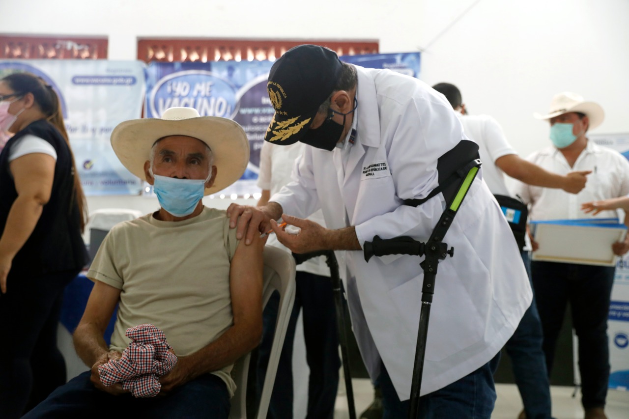 COVID-19: Mandatario insta a los adultos mayores de Zacapa a vacunarse