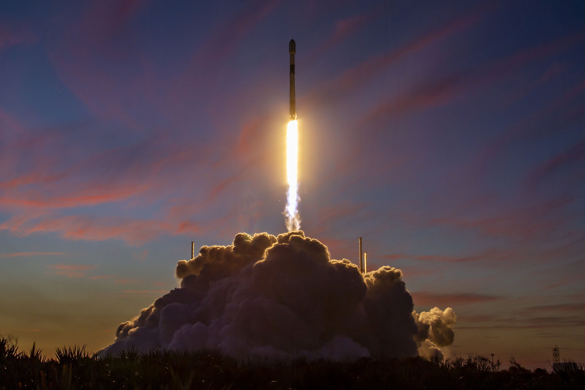Despega de Florida un cohete de SpaceX con satélite de vigilancia italiano