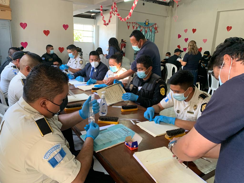 Agentes policiales reciben capacitación sobre archivo de documentos