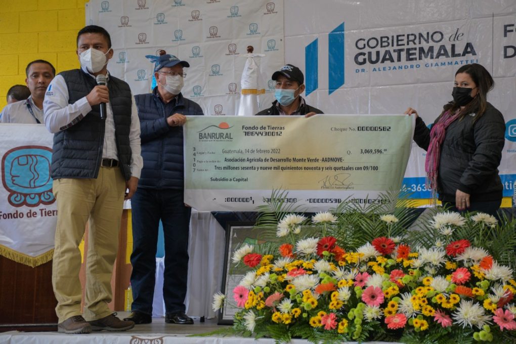 Otorgan escrituras y capitales de trabajo a familias agricultoras en Baja Verapaz