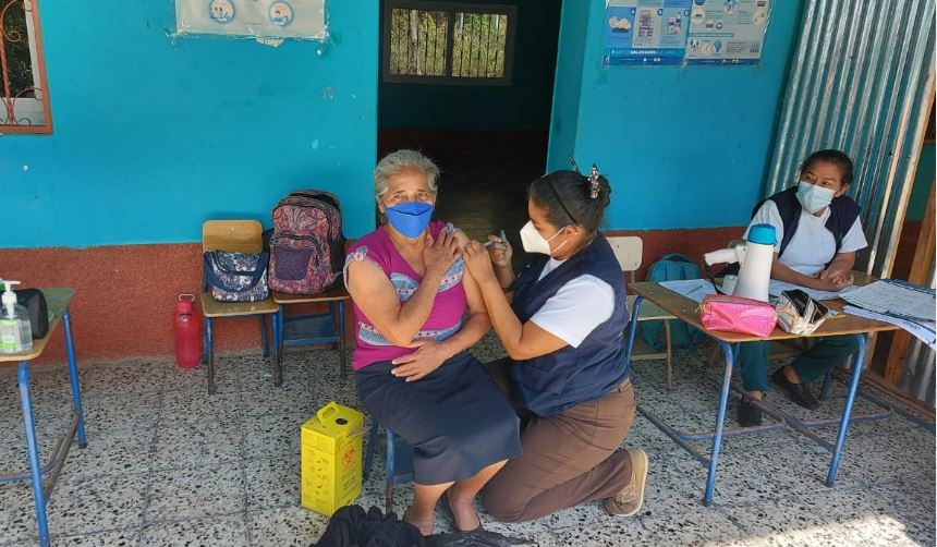COVID-19: Guatemala está por llegar a 14 millones de dosis aplicadas, resalta mandatario