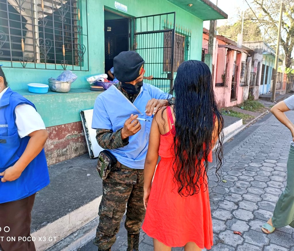 La vacunación contra el COVID-19 sigue llegando a las comunidades más lejanas, de casa en casa.