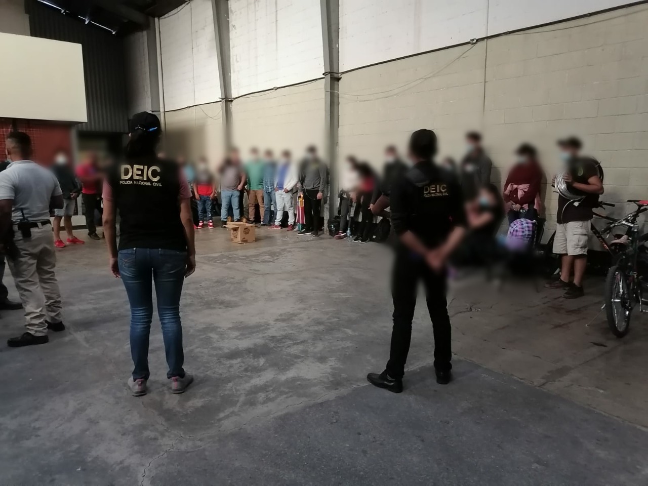 Las autoridades brindaron atención a los migrantes.