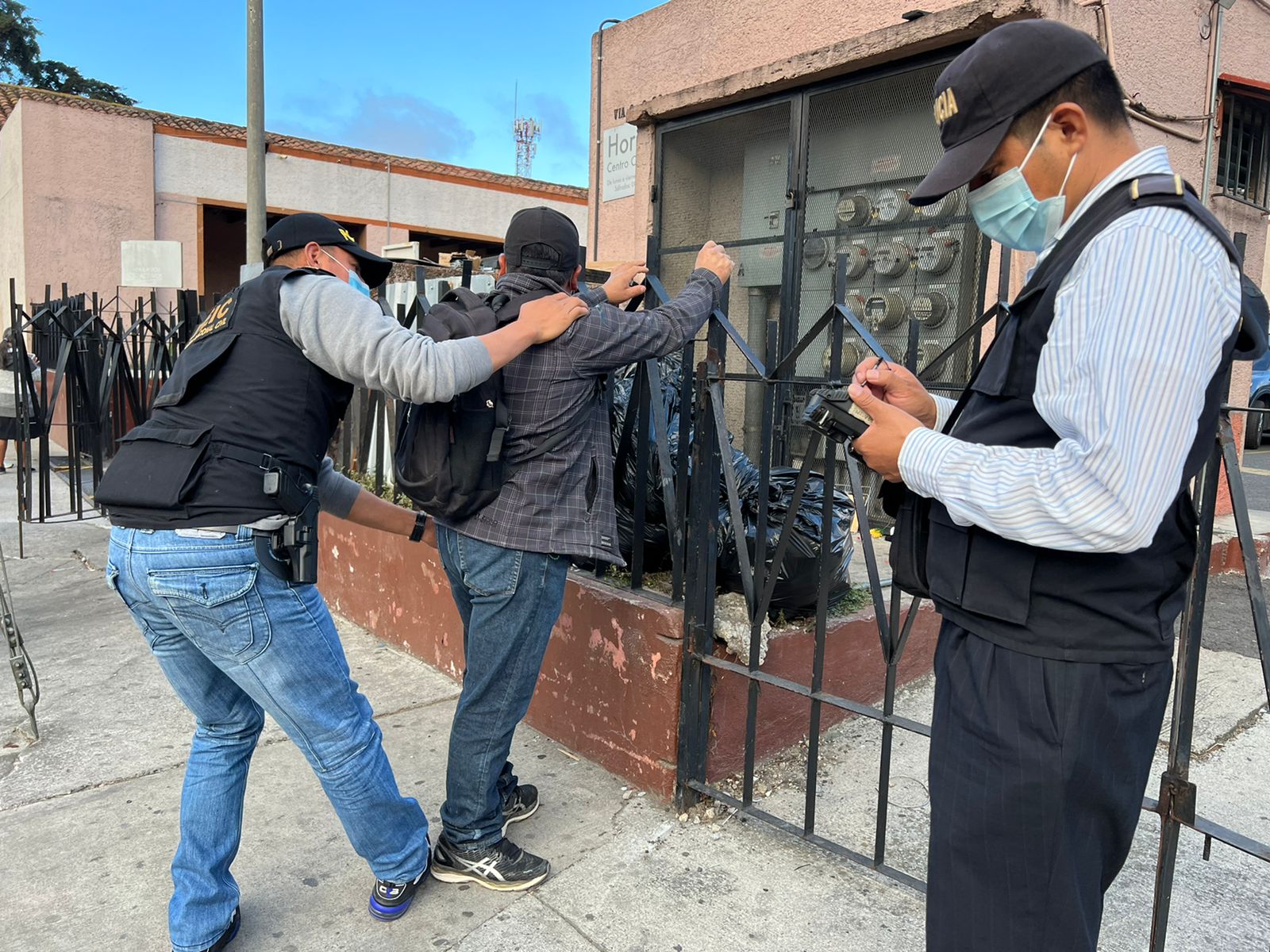 Las fuerzas de seguridad efectuaron registro de supuestos tramitadores en el Centro de Emisión de Pasaportes.