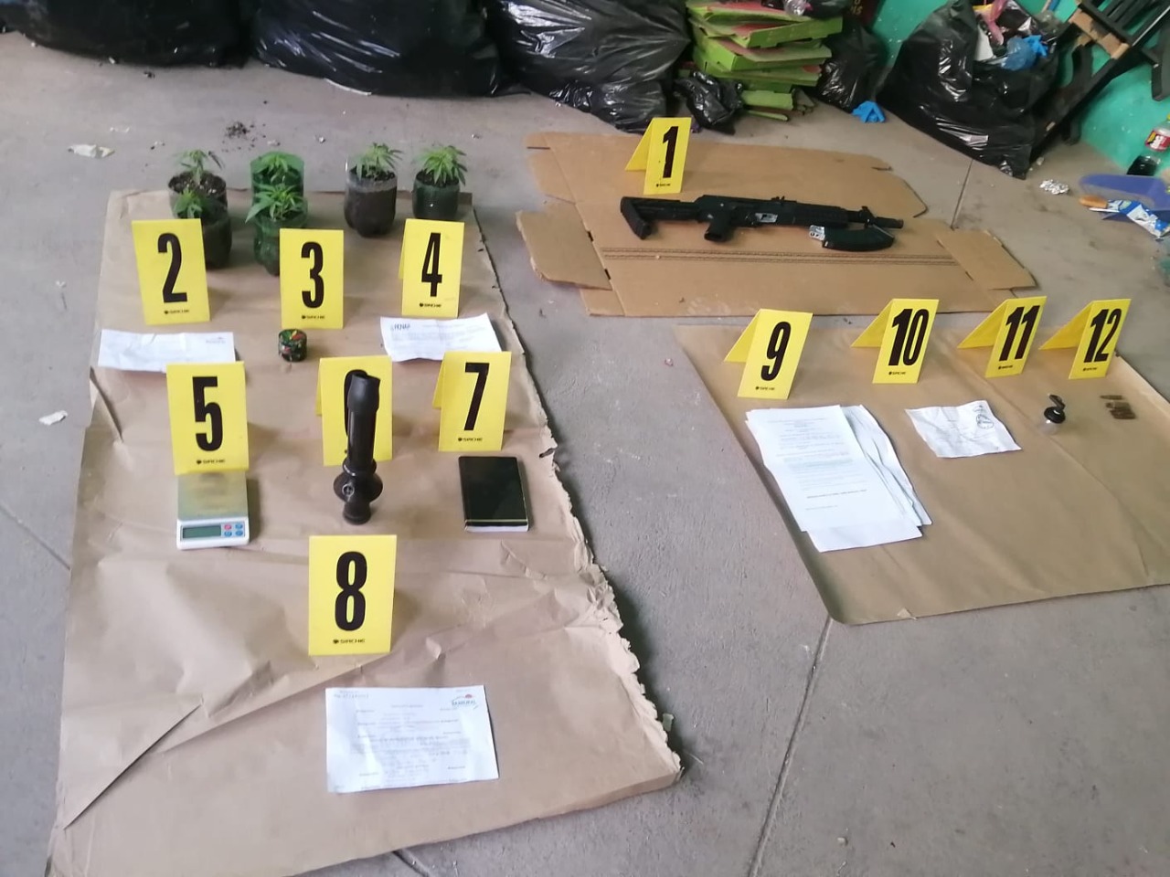 Las fuerzas de seguridad llevan a cabo las investigaciones tras localizar el arma y droga.