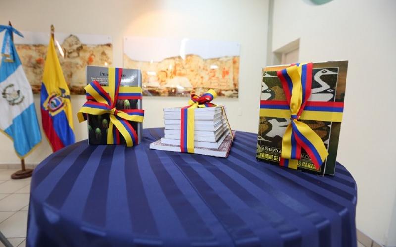 Ecuador dona libros a la Biblioteca Nacional Luis Cardoza y Aragón