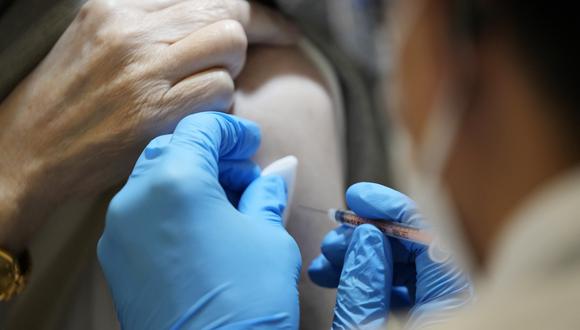 OMS afirma que “no se necesitan guantes” para vacunar contra COVID-19