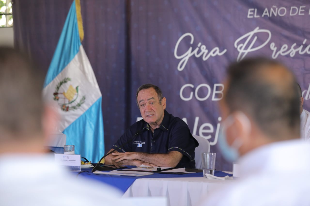Mandatario Alejandro Giammattei durante la reunión con alcaldes en Sayaxché, Petén.