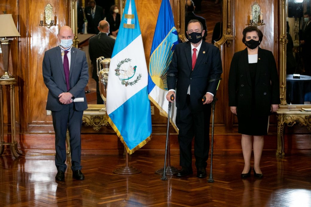 Otorgan Orden de Antonio José de Irisarri a representante del BID