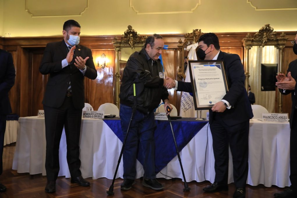 Mandatario entrega declaración de cumplimiento a instalaciones portuarias