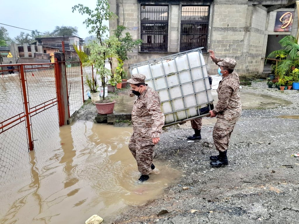 Personal del Ejército de Guatemala ha ayudado a la población afectada tras lluvias y fuertes vientos.
