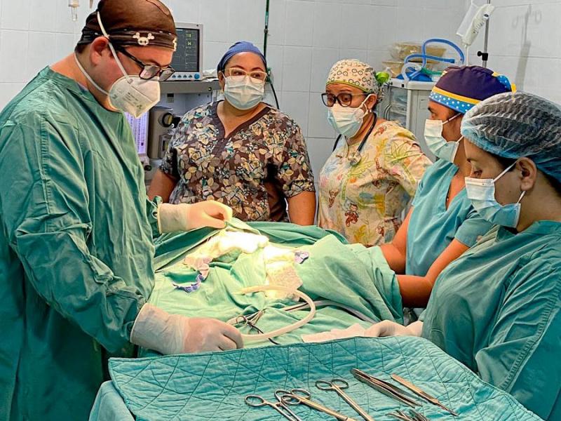 Personal médico del Hospital Nacional de Jutiapa durante la operación.