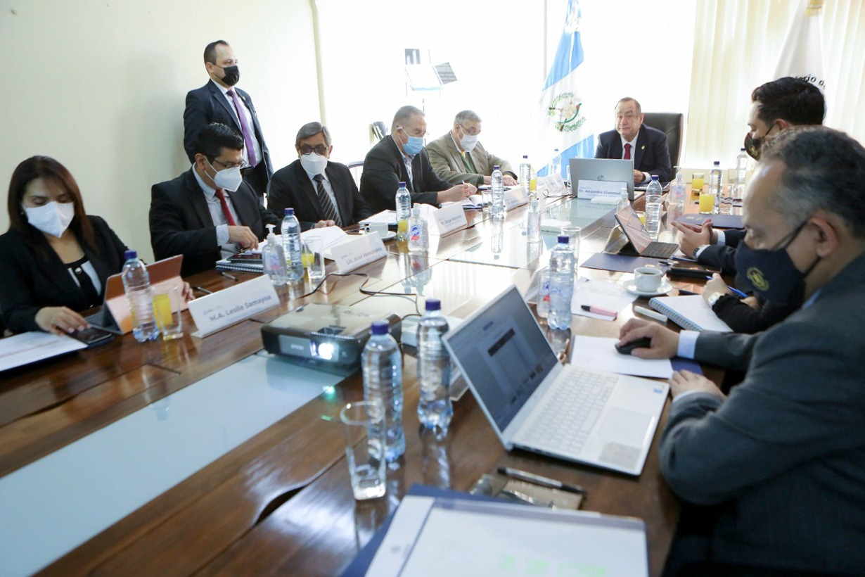 Presidente evalúa proyectos del Ministerio de Salud para 2022