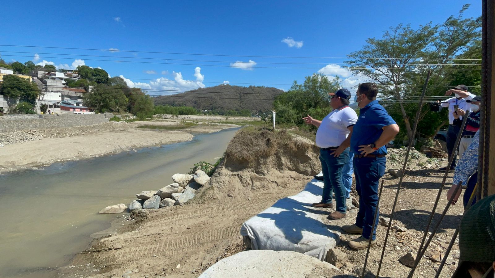 Anuncian construcción de un puente provisional en Gualán