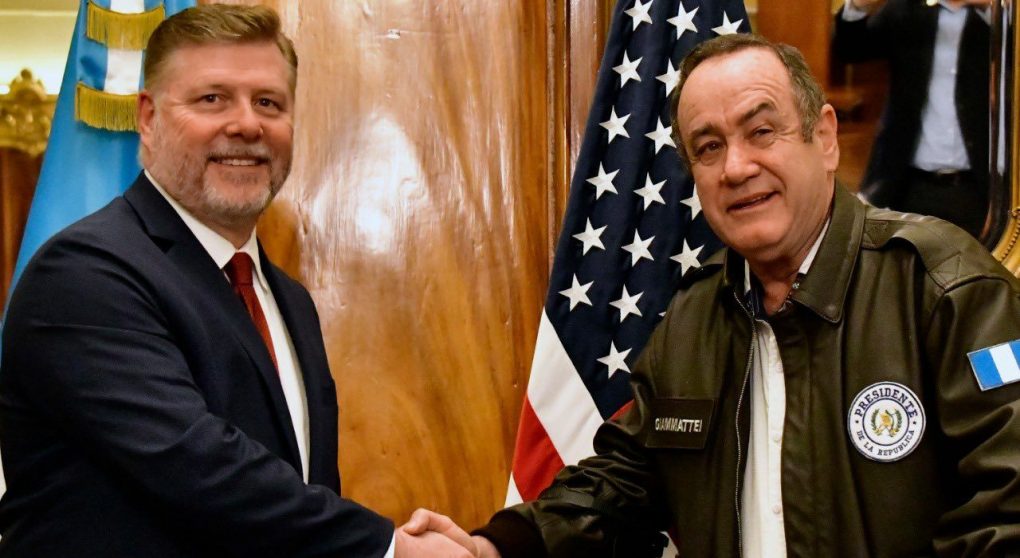 Mandatario sostiene diálogo con congresista estadounidense Rick Crawford
