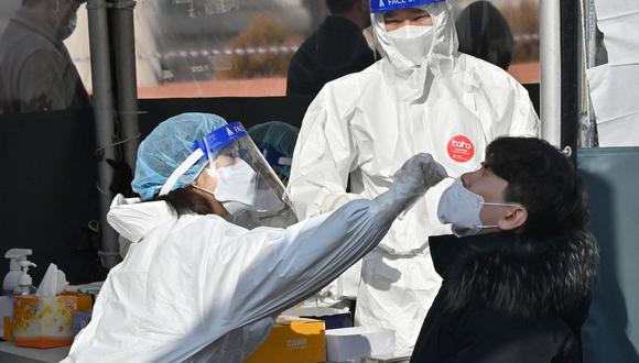 OMS: casos de COVID-19 bajan en el mundo, pero suben las muertes