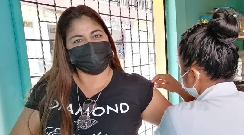 Guatemaltecos atienden llamado a vacunarse contra el COVID-19