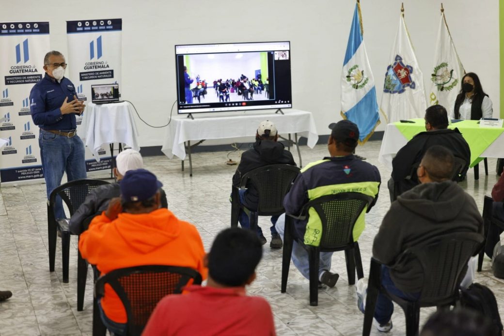 Brindan capacitación sobre educación ambiental a trabajadores del vertedero de la zona 3