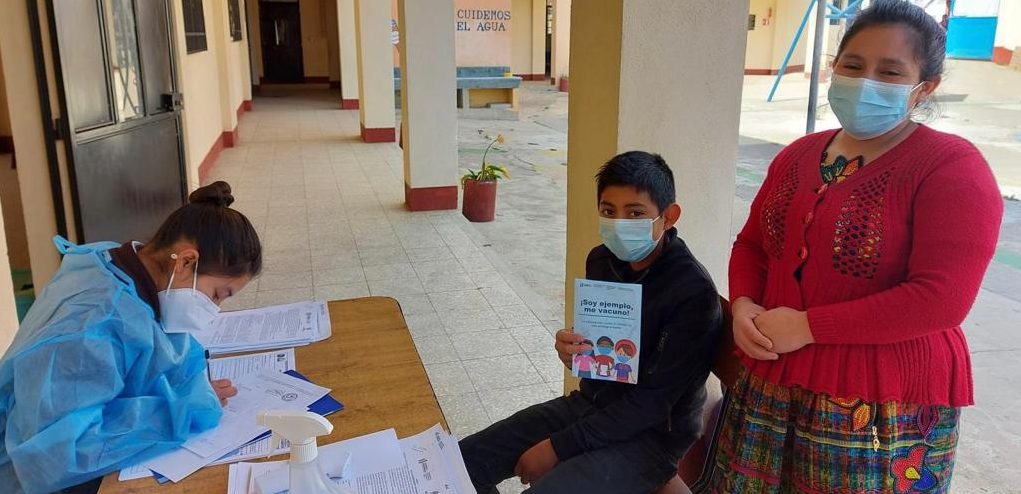 Segunda jornada de vacunación contra COVID-19 en centros educativos de Totonicapán da buenos resultados