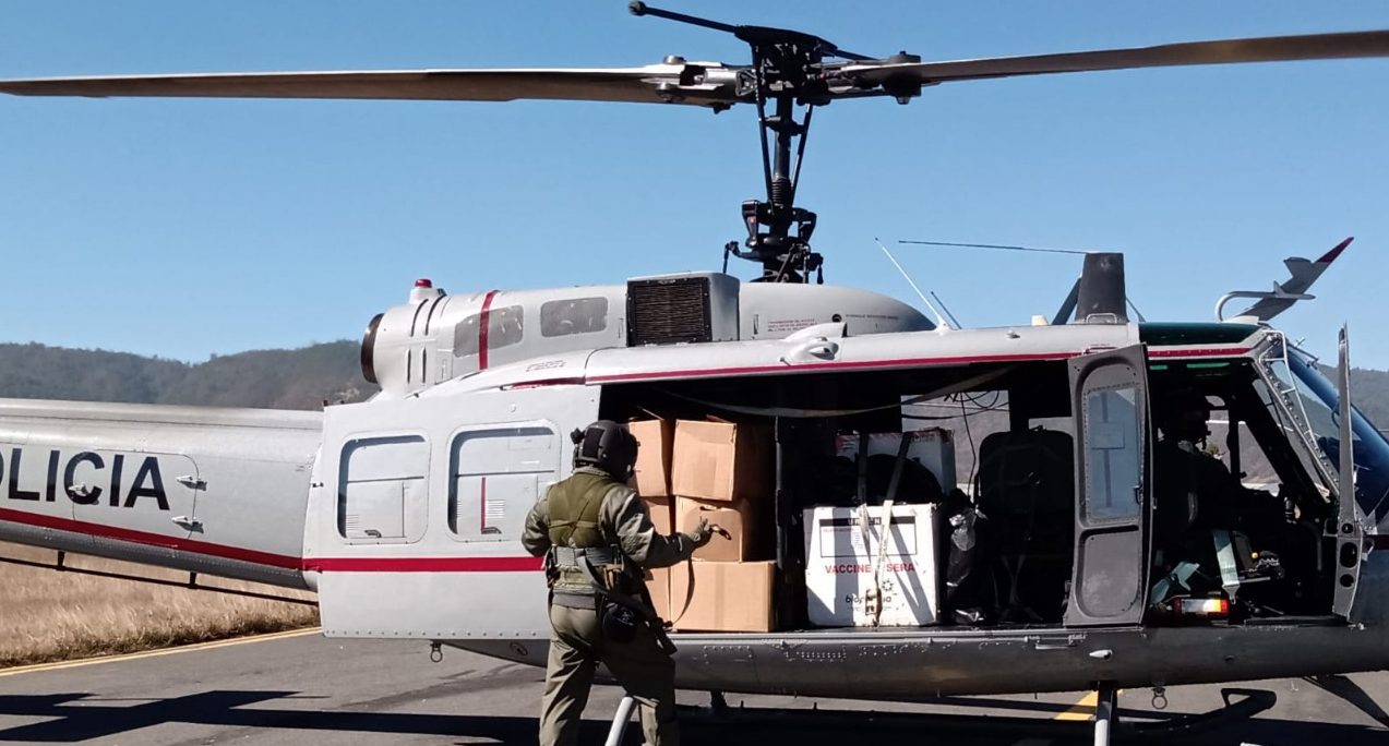 Vacunas y pruebas de COVID-19 llegan vía aérea a comunidades lejanas de Huehuetenango