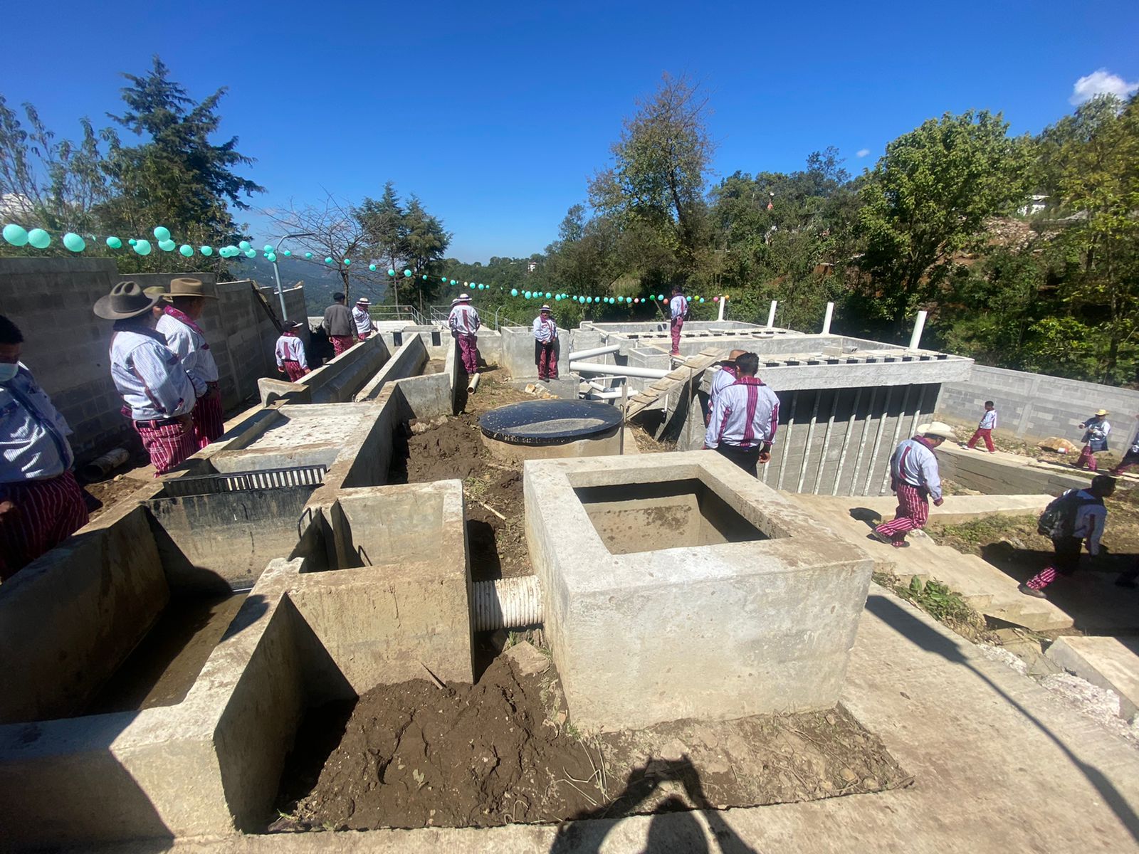 Todos Santos Cuchumatán y Santa Bárbara avanzan con proyectos de educación y saneamiento