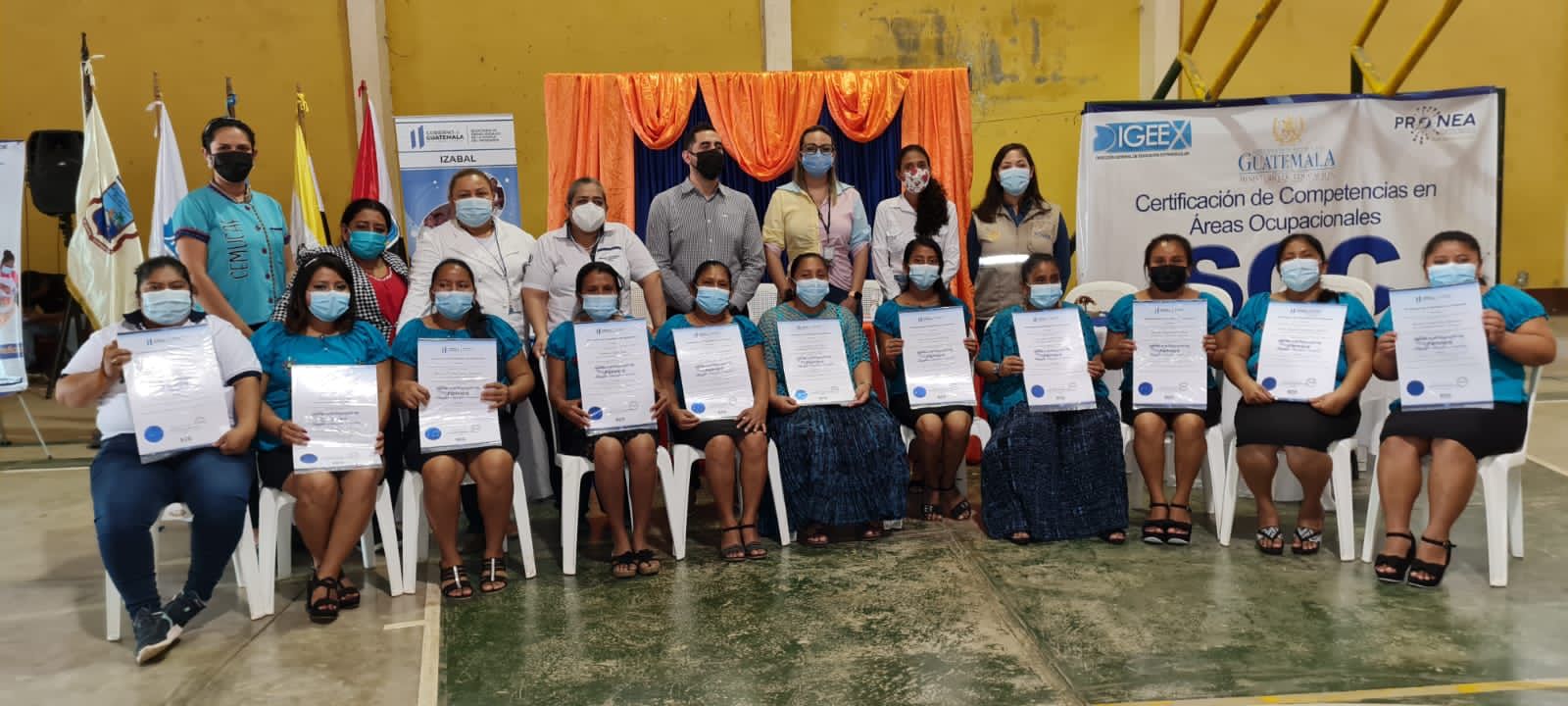 Mineduc certifica a vecinas de El Estor como pasteleras