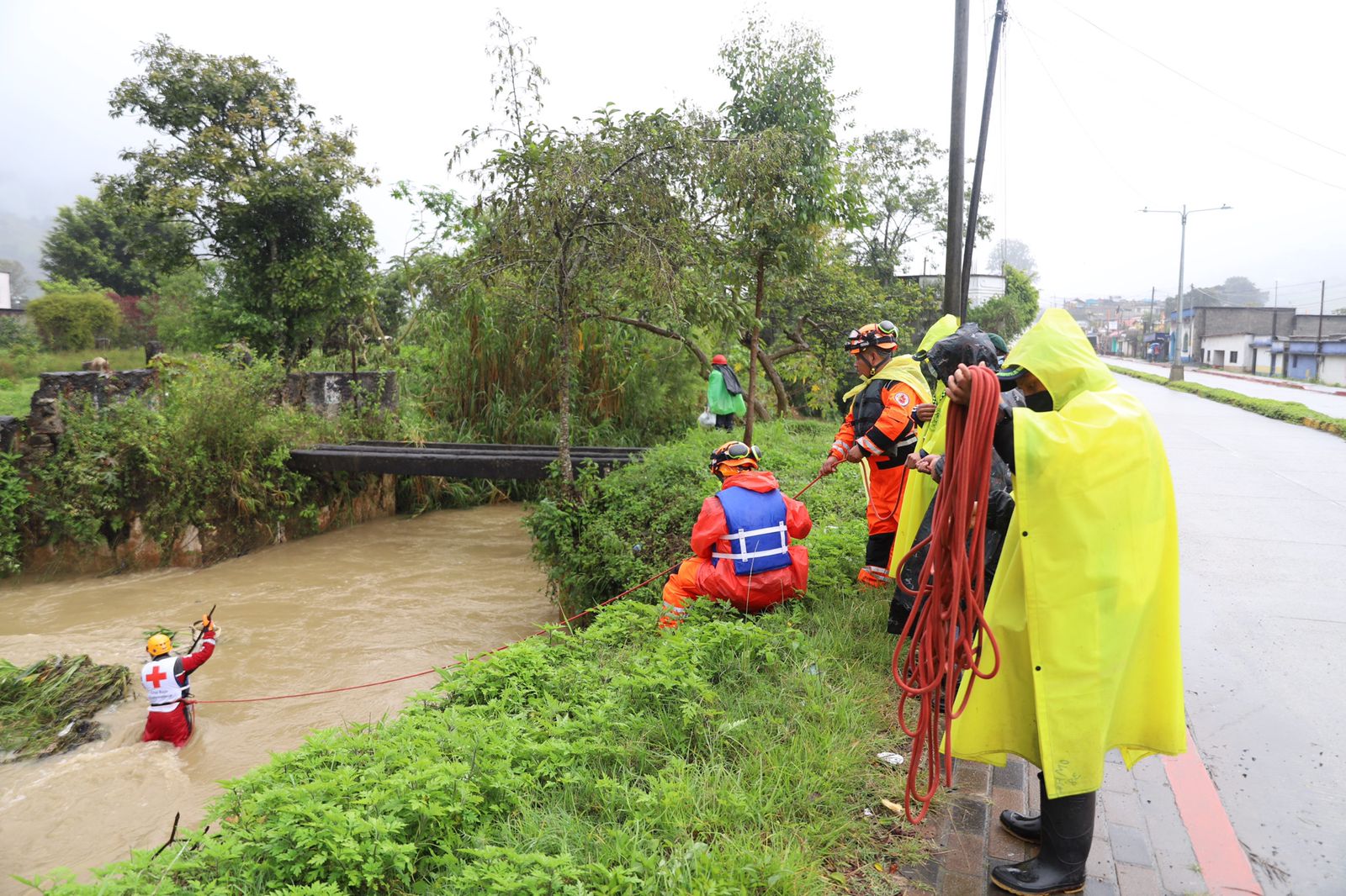 Autoridades coordinan búsqueda de vecino que cayó al río Cahabón