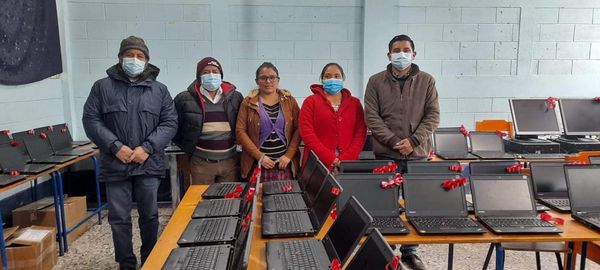 Instituto básico de San Mateo Ixtatán recibe computadoras