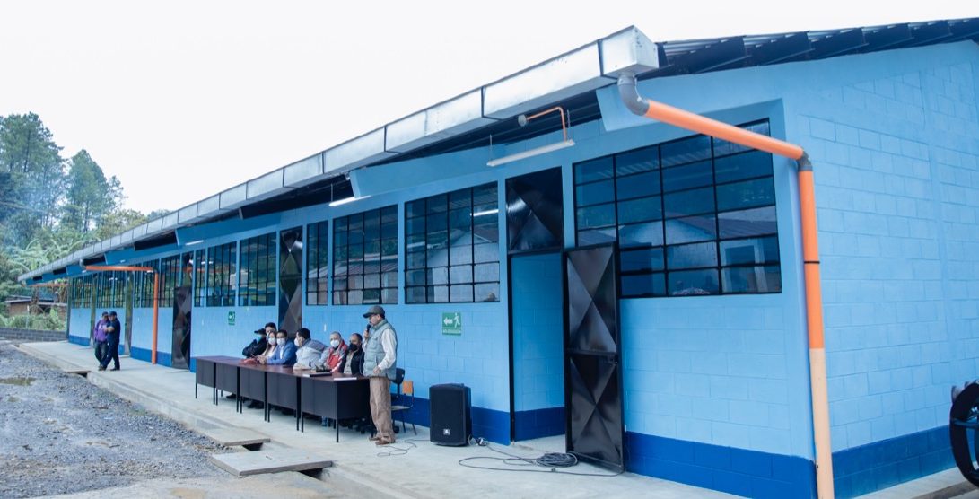 Mejoramiento de escuela primaria favorece a población rural de Senahú