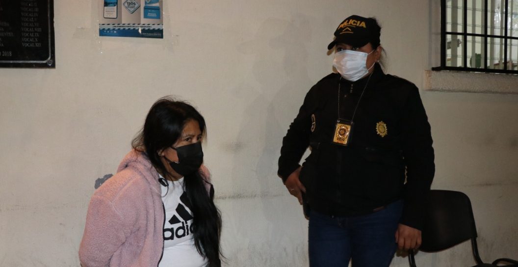 PNC captura a mujer que ofrecía plazas en el magisterio