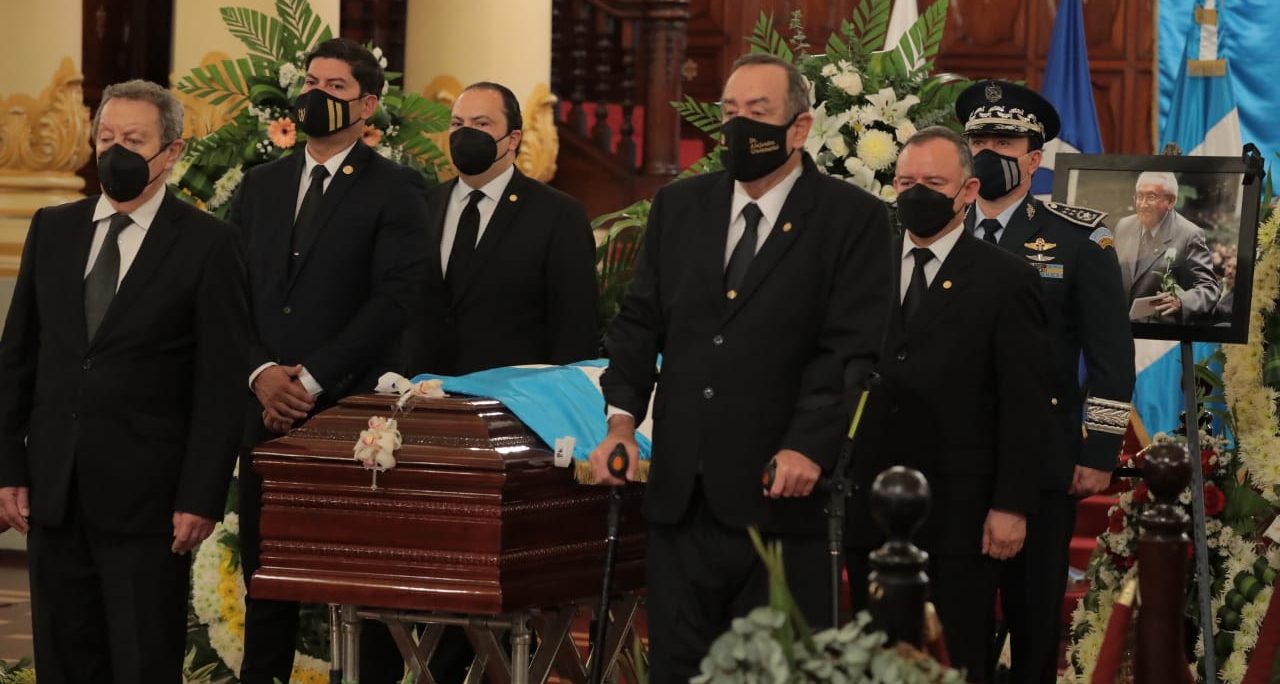 Despiden con honores a exvicepresidente Roberto Carpio Nicolle