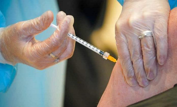 Reino Unido ofrecerá una cuarta dosis a mayores de 75 años y personas vulnerables
