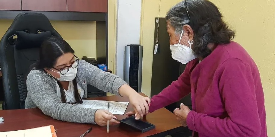 Apoyan a vecinos de Jalapa para inscribirse en Programa de Aporte Económico al Adulto Mayor