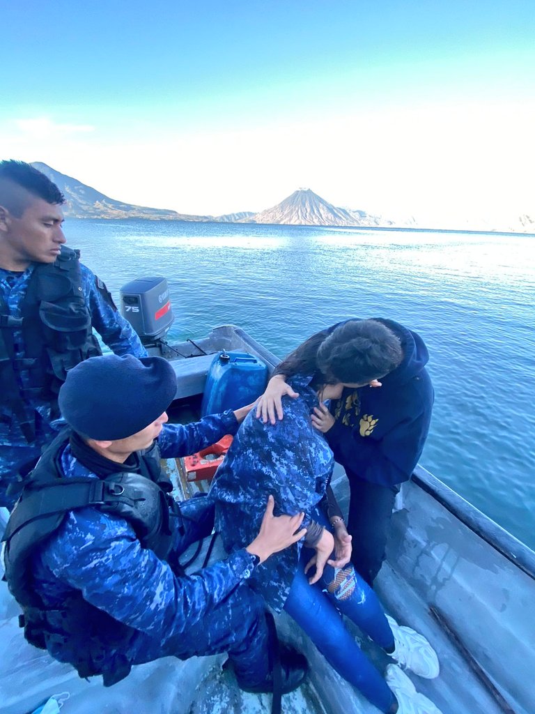 Ejército rescata a una mujer en lago de Atitlán