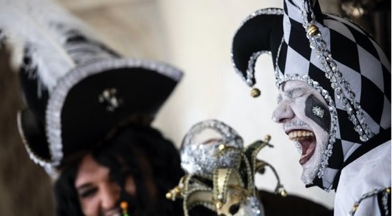 Venecia se pone la máscara en su segundo carnaval en pandemia