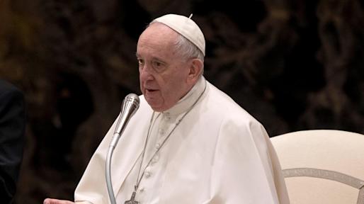 Los ancianos no son material de descarte, sino un don para la sociedad, dice el Papa