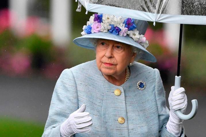 Tratamiento de Isabel II podría incluir antivirales, según medios locales