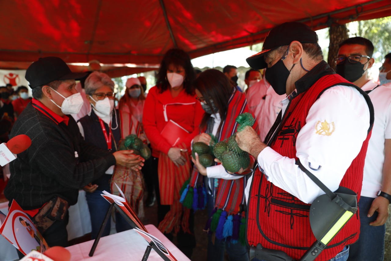 El mandatario Alejandro Giammattei hizo un recorrido en la Escuela Técnica de Campo para Alimentación Escolar de San Juan Cotzal, Quiché.