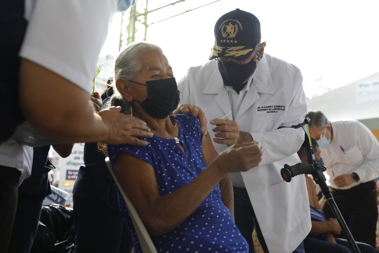 El jefe de Estado llamó a los adultos mayores a dar el ejemplo a la población y vacunarse contra el coronavirus. /Foto: Danilo Ramírez (DCA)