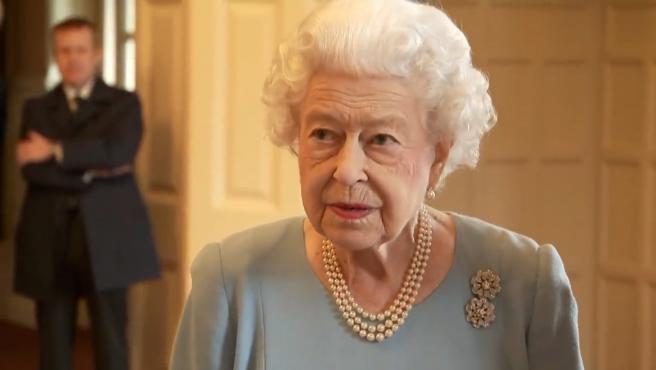 Isabel II, enferma de COVID con “síntomas leves”