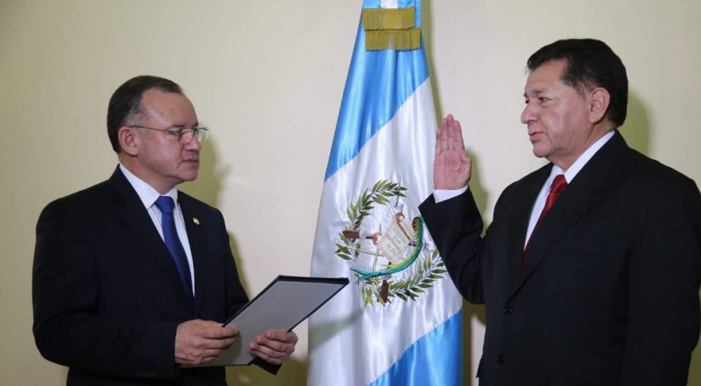 Edgar Leonel Álvarez Quisquinay es juramentado como viceministro de Tecnología, del Mingob