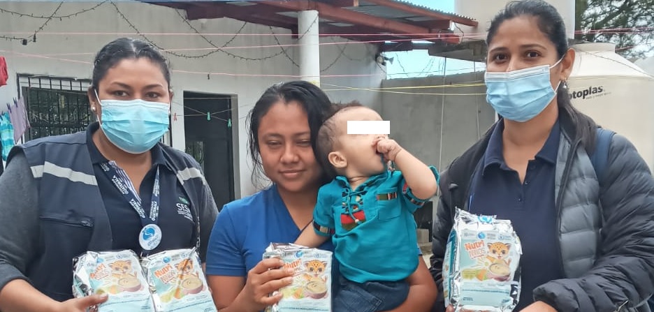 Sesan entrega NutriNiños durante visitas domiciliares en Poptún